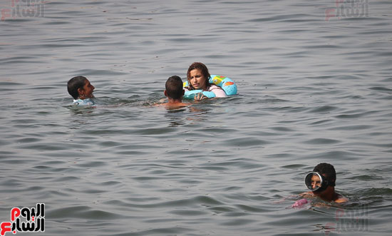 مواطنو الإسكندرية يهربون من الموجة الحارة إلى البحر (10)