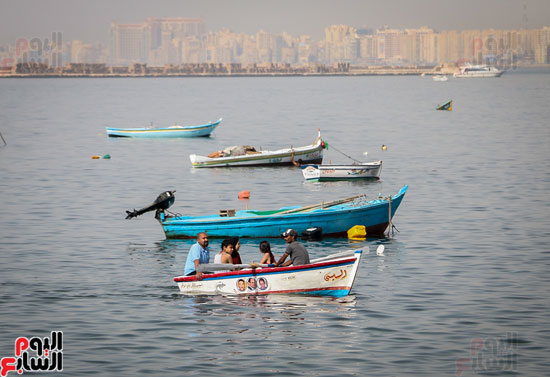 مواطنو الإسكندرية يهربون من الموجة الحارة إلى البحر (11)