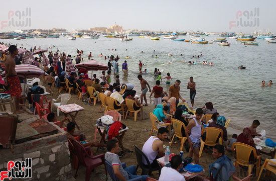 مواطنو الإسكندرية يهربون من الموجة الحارة إلى البحر (2)