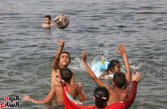 مواطنو الإسكندرية يهربون من الموجة الحارة إلى البحر (20)