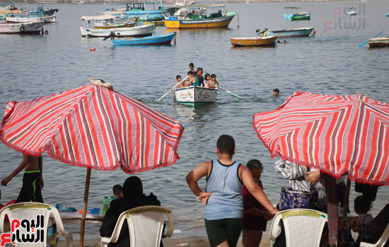 مواطنو الإسكندرية يهربون من الموجة الحارة إلى البحر (24)