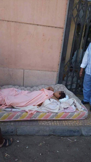 مستشفى كبرى بالإسكندرية يرفض علاج طفل فقير ويلقى به خارج المبنى (2)