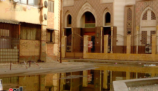 مياه الصرف تغرق منطقة الإسراء بحى الضواحى ببورسعيد (4)