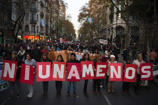مظاهرات حاشدة فى الأرجنتين احتجاجا على جرائم العنف ضد النساء (1)