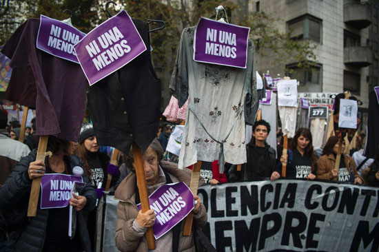 مظاهرات حاشدة فى الأرجنتين احتجاجا على جرائم العنف ضد النساء (4)