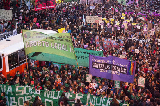 مظاهرات حاشدة فى الأرجنتين احتجاجا على جرائم العنف ضد النساء (7)
