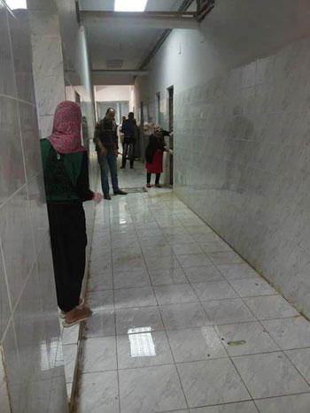 شباب الأقصر يدشنون مبادرة لتنظيف مستشفى إسنا المركزى قبل رمضان (10)