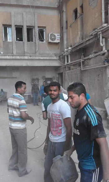 شباب الأقصر يدشنون مبادرة لتنظيف مستشفى إسنا المركزى قبل رمضان (11)