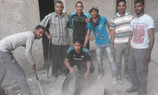 شباب الأقصر يدشنون مبادرة لتنظيف مستشفى إسنا المركزى قبل رمضان (13)