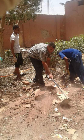 شباب الأقصر يدشنون مبادرة لتنظيف مستشفى إسنا المركزى قبل رمضان (5)