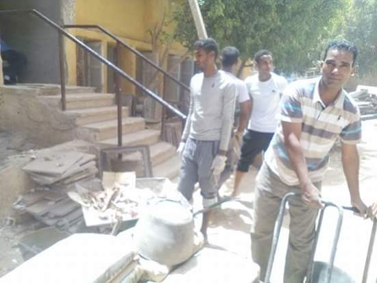 شباب الأقصر يدشنون مبادرة لتنظيف مستشفى إسنا المركزى قبل رمضان (7)