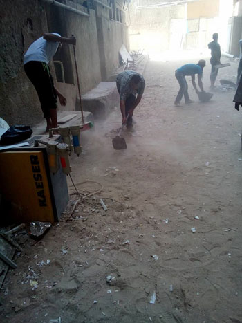 شباب الأقصر يدشنون مبادرة لتنظيف مستشفى إسنا المركزى قبل رمضان (3)