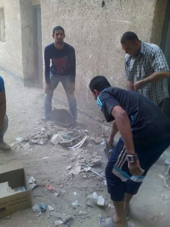 شباب الأقصر يدشنون مبادرة لتنظيف مستشفى إسنا المركزى قبل رمضان (4)