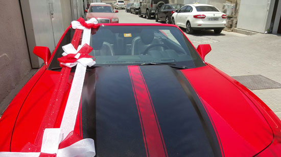 مصرى يهدى خطيبته الأردنية سيارة فارهة فى عيد ميلادها بدبى  (1)