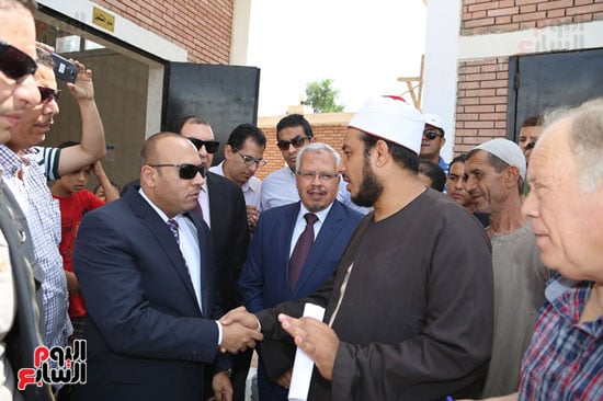 هشام عبد الباسط محافظ المنوفية يفتتح مشروع محطة صرف صحى (1)