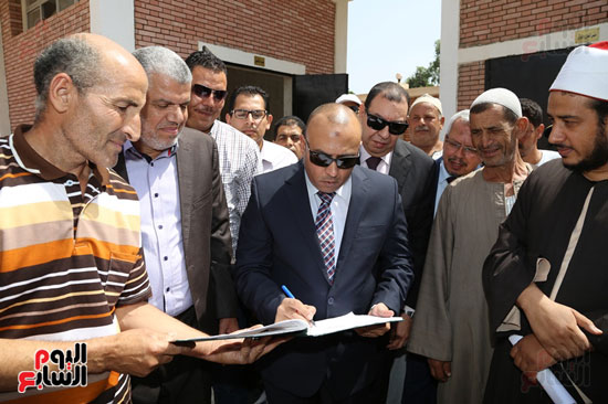 هشام عبد الباسط محافظ المنوفية يفتتح مشروع محطة صرف صحى (3)