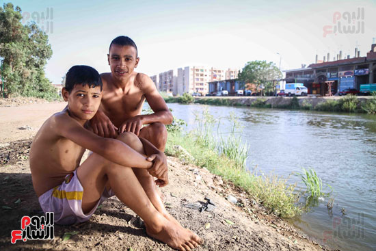 الأطفال يهربون من الحرارة المرتفعة بالاستحمام فى مياه النيل (10)