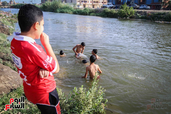 الأطفال يهربون من الحرارة المرتفعة بالاستحمام فى مياه النيل (3)