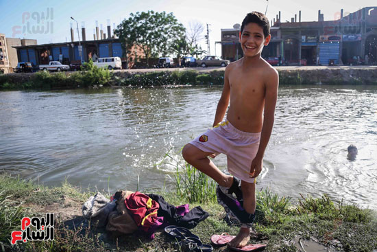 الأطفال يهربون من الحرارة المرتفعة بالاستحمام فى مياه النيل (7)