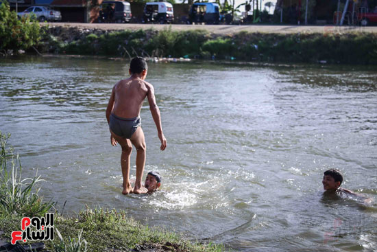 الأطفال يهربون من الحرارة المرتفعة بالاستحمام فى مياه النيل (9)