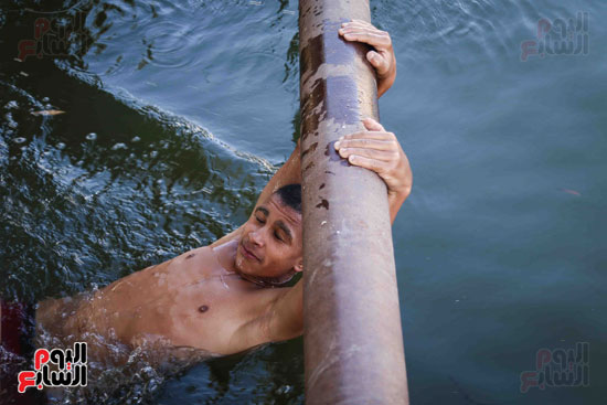 الأطفال يهربون من الحرارة المرتفعة بالاستحمام فى مياه النيل (12)
