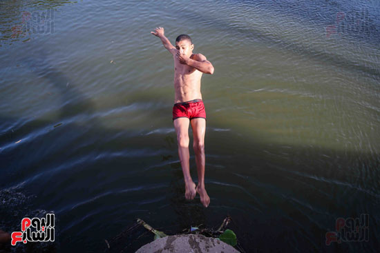الأطفال يهربون من الحرارة المرتفعة بالاستحمام فى مياه النيل (13)