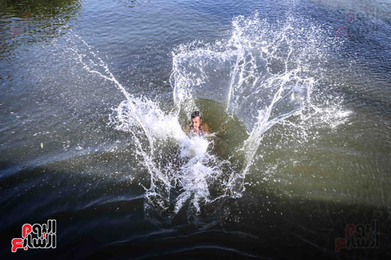 الأطفال يهربون من الحرارة المرتفعة بالاستحمام فى مياه النيل (14)