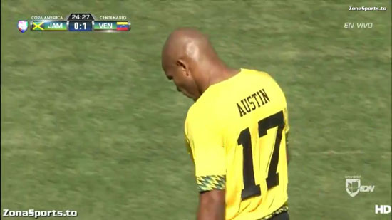 لحظة طرد لاعب جامايكا