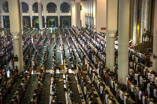 صلاة التراويح تضيئ المساجد حول العالم (2)