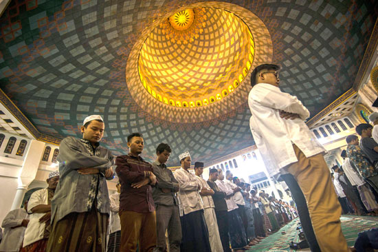 صلاة التراويح تضيئ المساجد حول العالم (3)