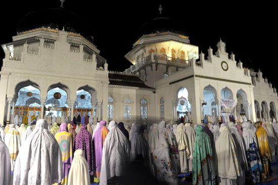صلاة التراويح تضيئ المساجد حول العالم (5)