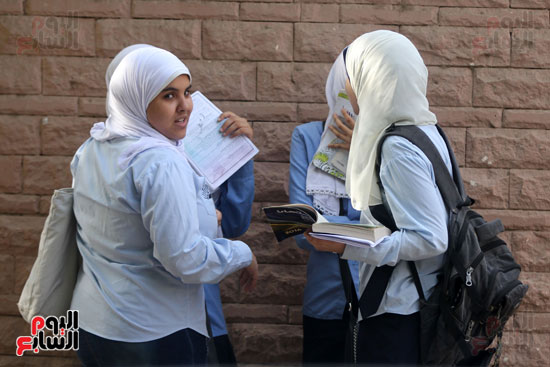 طلاب الثانوية العامة يتوافدون على لجان الامتحانات (1)