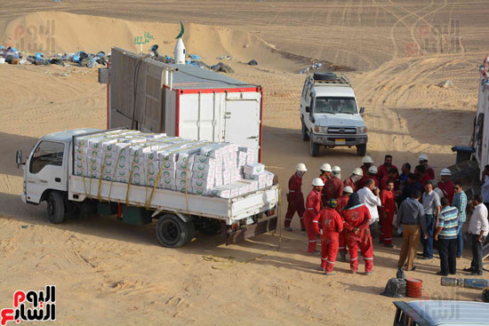 توزيع كراتين رمضان على عمال مشروع الـ1,5 مليون فدان بالمنيا (6)