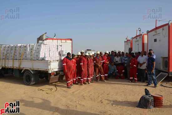 توزيع كراتين رمضان على عمال مشروع الـ1,5 مليون فدان بالمنيا (7)