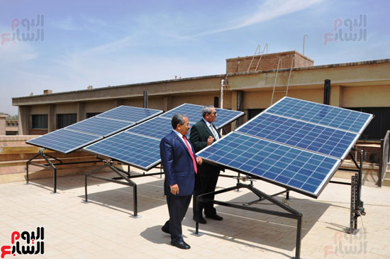 جامعة أسيوط تطبق الخلايا الشمسية المتحركة على أقسام كلية العلوم  (11)