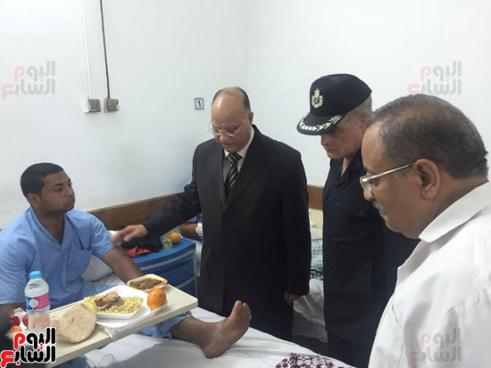 مدير أمن القاهرة يتفقد الخدمات الأمنية ويتناول الإفطار مع المجندين (4)
