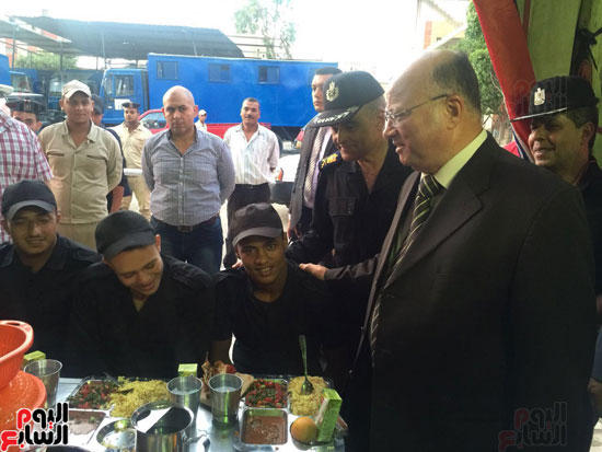 مدير أمن القاهرة يتفقد الخدمات الأمنية ويتناول الإفطار مع المجندين (5)