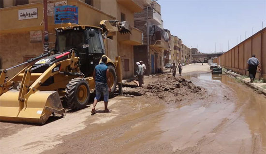 السيطرة على انفجار ماسورة مياه فى منطقة حى وسط بمدينة الأقصر (4)