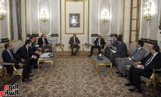 رئيس الوزراء يعقد لقاءً لبحث مقترحات النهوض بالقطن المصرى وصناعة الغزل (1)