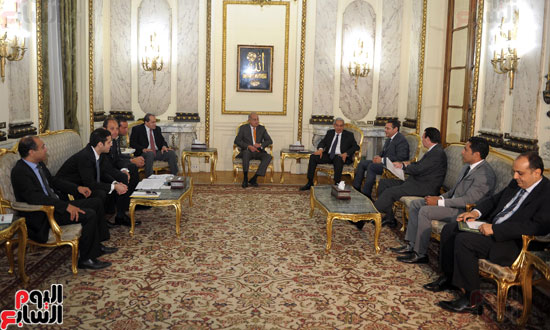 رئيس الوزراء يعقد لقاءً لبحث مقترحات النهوض بالقطن المصرى وصناعة الغزل (2)
