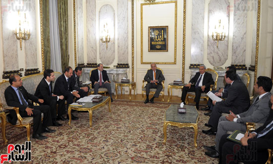 رئيس الوزراء يعقد لقاءً لبحث مقترحات النهوض بالقطن المصرى وصناعة الغزل (3)