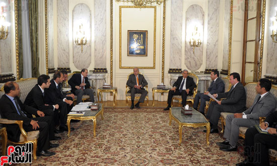 رئيس الوزراء يعقد لقاءً لبحث مقترحات النهوض بالقطن المصرى وصناعة الغزل (4)