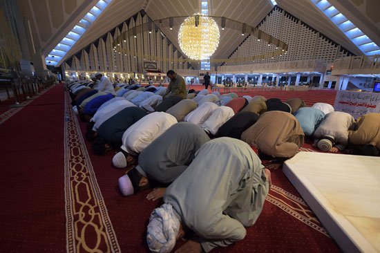 آلاف-المسلمين-يعمرون-مساجد-الله-فى-رمضان- (14)