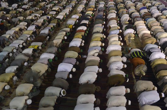 آلاف-المسلمين-يعمرون-مساجد-الله-فى-رمضان- (17)