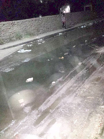 مياه الصرف الصحى تغرق شوارع طهطا وتعيق حركة سير المواطنين (2)