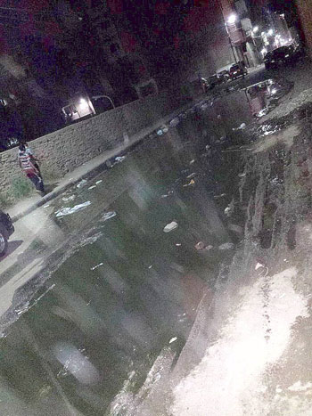 مياه الصرف الصحى تغرق شوارع طهطا وتعيق حركة سير المواطنين (4)