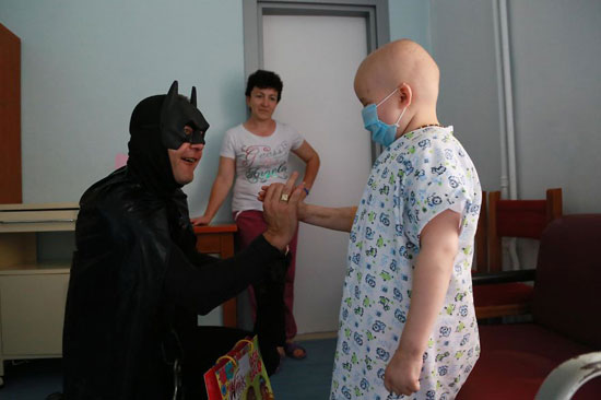 مشاهد من زيارة الأبطال الخارقين لمستشفيات السرطان  -اليوم السابع -6 -2016