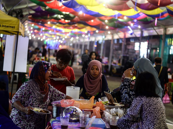 مسلمو ماليزيا يفطرون في اليوم الأول من شهر رمضان -اليوم السابع -6 -2016