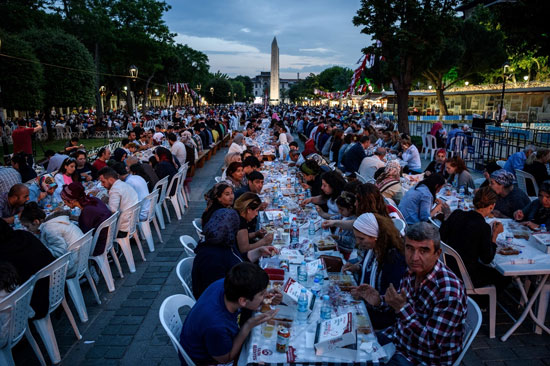 آلاف الأتراك في ساحة المسجد الأزرق باسطنبول وإفطار اليوم اليوم الأول من رمضان -اليوم السابع -6 -2016