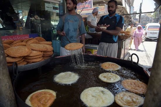 خباز باكستاني يقلي الشعيرية للعملاء استعدادًا لشهر رمضان -اليوم السابع -6 -2016